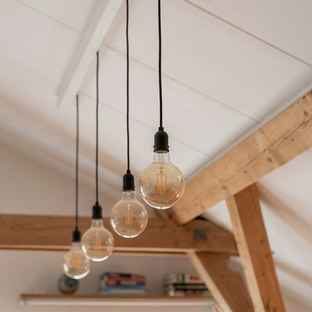 Hängende Glühbirnen mit Holzbalken